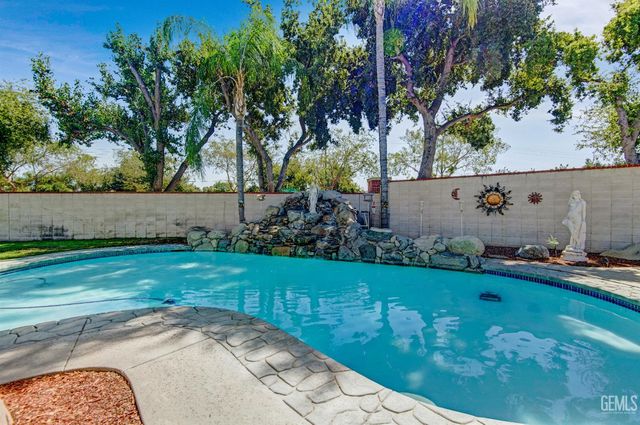 12401 Longmeadow Way, Bakersfield, CA 93312