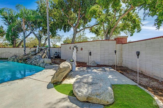 12401 Longmeadow Way, Bakersfield, CA 93312