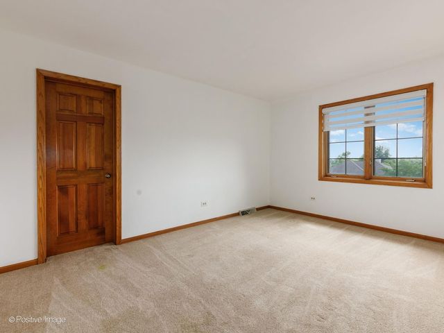 23 Squire Road, Hawthorn Woods, IL 60047