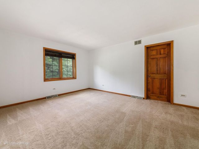 23 Squire Road, Hawthorn Woods, IL 60047