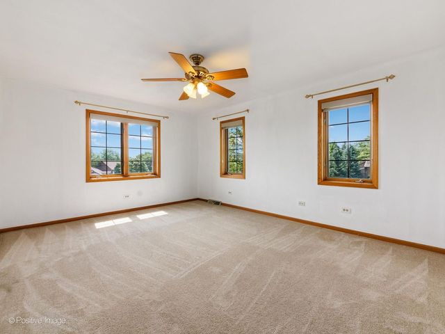 23 Squire Road, Hawthorn Woods, IL 60047