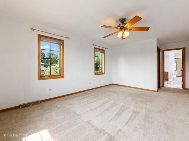 23 Squire Road, Hawthorn Woods, IL 60047