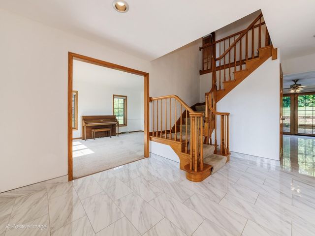 23 Squire Road, Hawthorn Woods, IL 60047