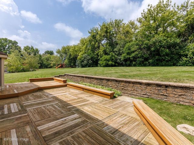 23 Squire Road, Hawthorn Woods, IL 60047