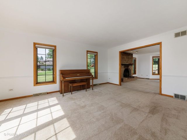 23 Squire Road, Hawthorn Woods, IL 60047