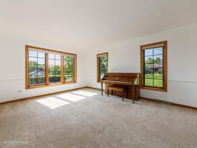 23 Squire Road, Hawthorn Woods, IL 60047