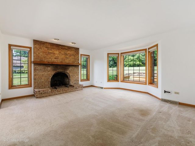 23 Squire Road, Hawthorn Woods, IL 60047