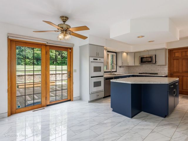 23 Squire Road, Hawthorn Woods, IL 60047
