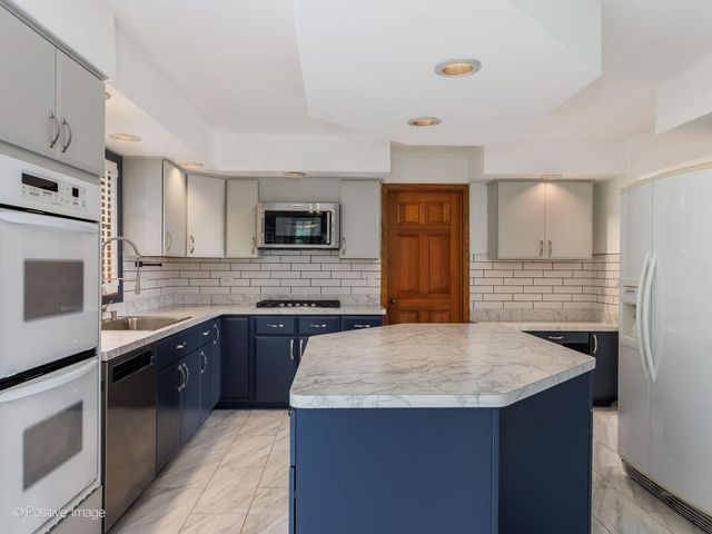 23 Squire Road, Hawthorn Woods, IL 60047