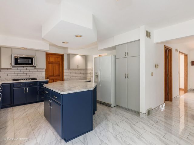 23 Squire Road, Hawthorn Woods, IL 60047