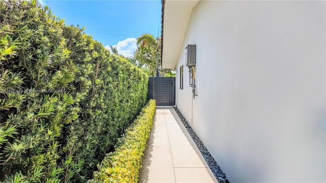 12855 Maple Rd, North Miami, FL 33181