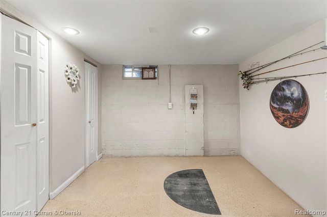 1827 Cleophus Pkwy, Lincoln Park, MI 48146