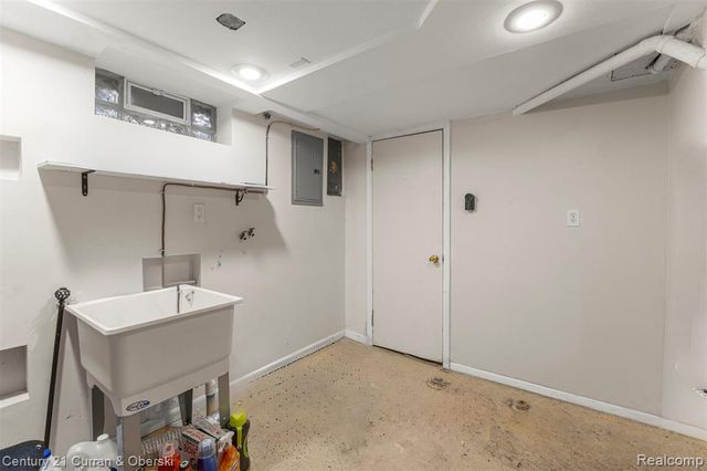 1827 Cleophus Pkwy, Lincoln Park, MI 48146