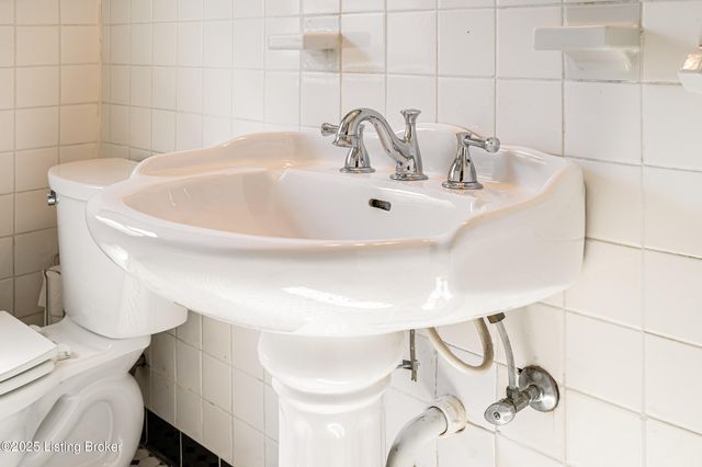 2869 Regan Ave, Louisville, KY 40206