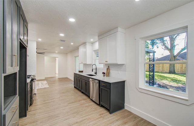 2810 Spa Drive, Deer Park, TX 77536