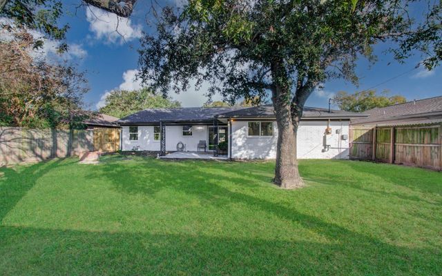 2810 Spa Drive, Deer Park, TX 77536