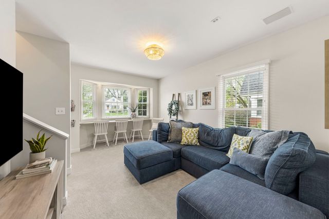 260 Chesterfield Avenue, Glen Ellyn, IL 60137