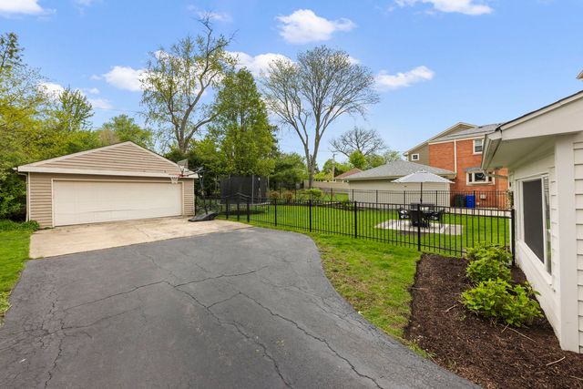 260 Chesterfield Avenue, Glen Ellyn, IL 60137
