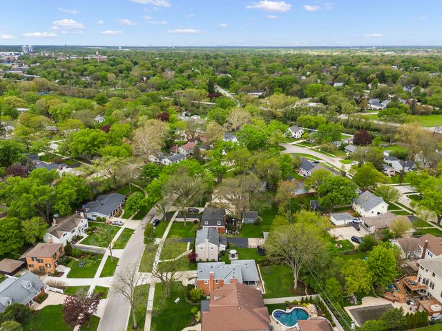 260 Chesterfield Avenue, Glen Ellyn, IL 60137