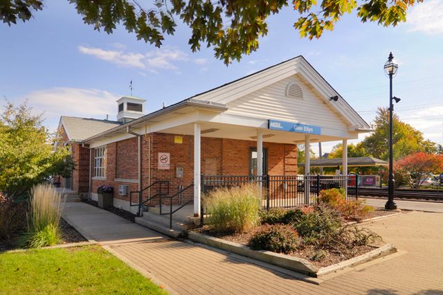 260 Chesterfield Avenue, Glen Ellyn, IL 60137