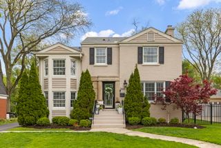 260 Chesterfield Avenue, Glen Ellyn, IL 60137