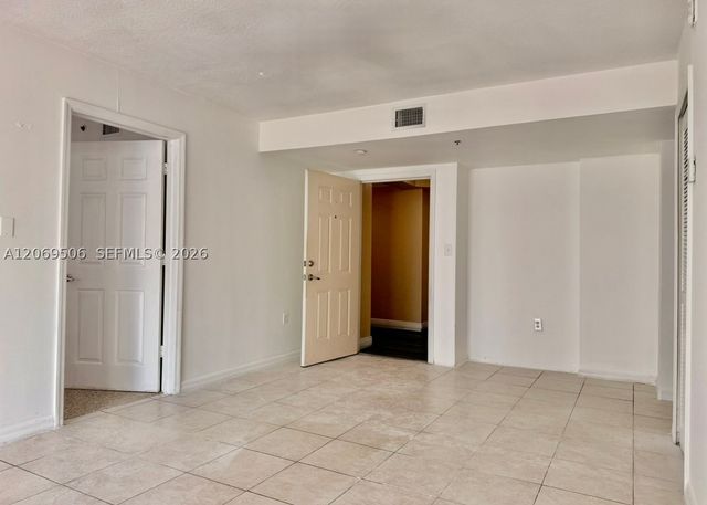 2415 NW 16th St Rd 207-1, Miami, FL 33125
