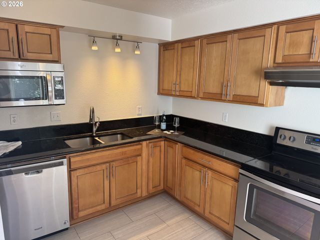 12078 Sw CONESTOGA Dr, Beaverton, OR 97008