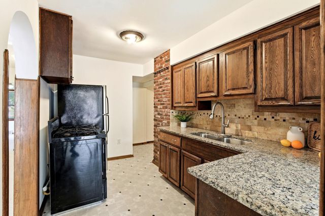 896 4th Street E, Saint Paul, MN 55106