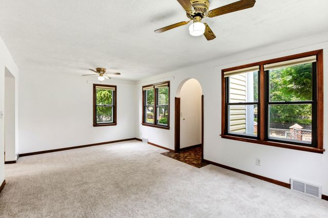 896 4th Street E, Saint Paul, MN 55106
