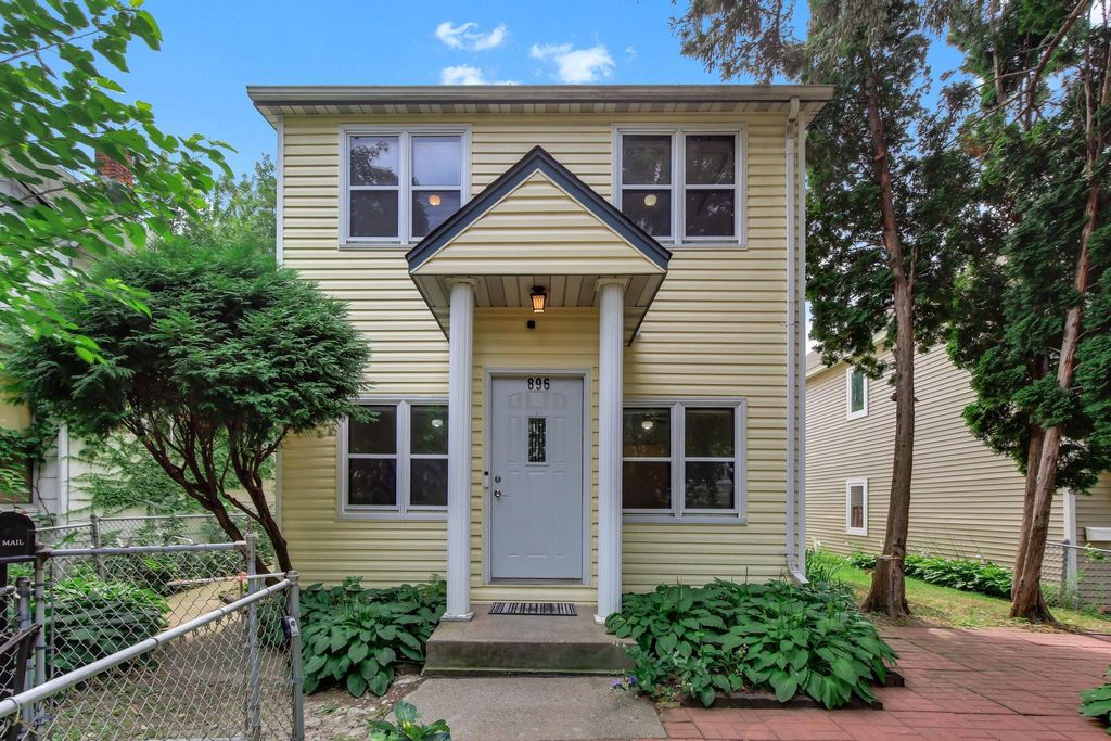 896 4th Street E, Saint Paul, MN 55106