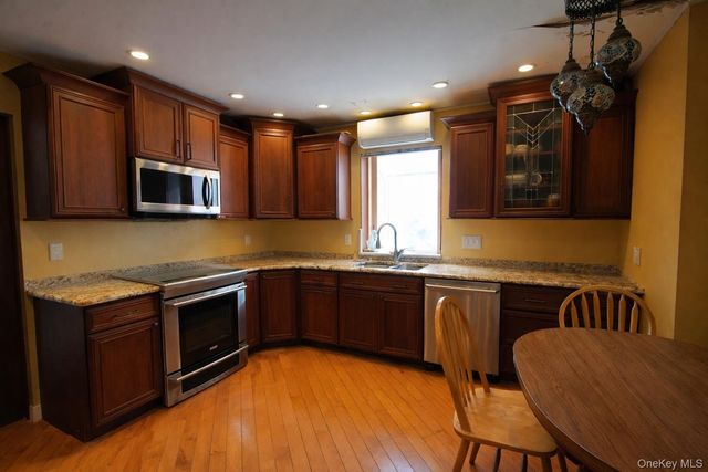 10 Farview Avenue, Bayville, NY 11709