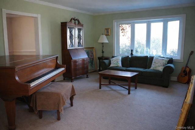 10 Farview Avenue, Bayville, NY 11709