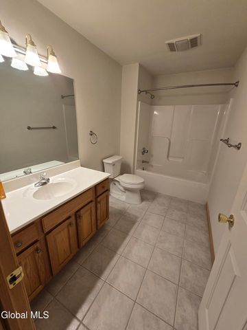 8 Red Maple Lane B, Halfmoon, NY 12065