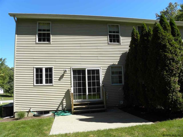 8 Red Maple Lane B, Halfmoon, NY 12065