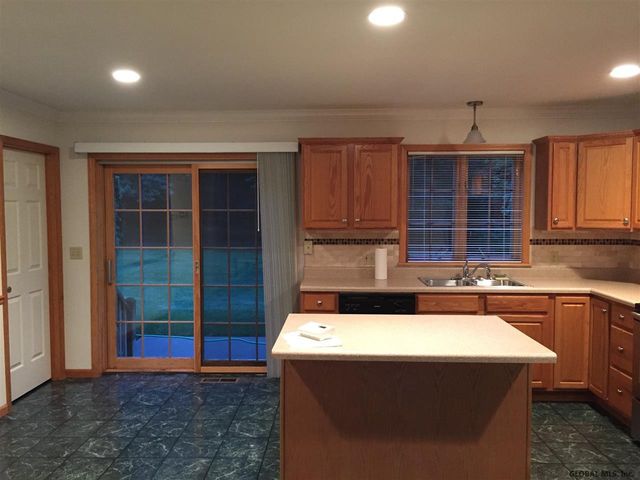 8 Red Maple Lane B, Halfmoon, NY 12065