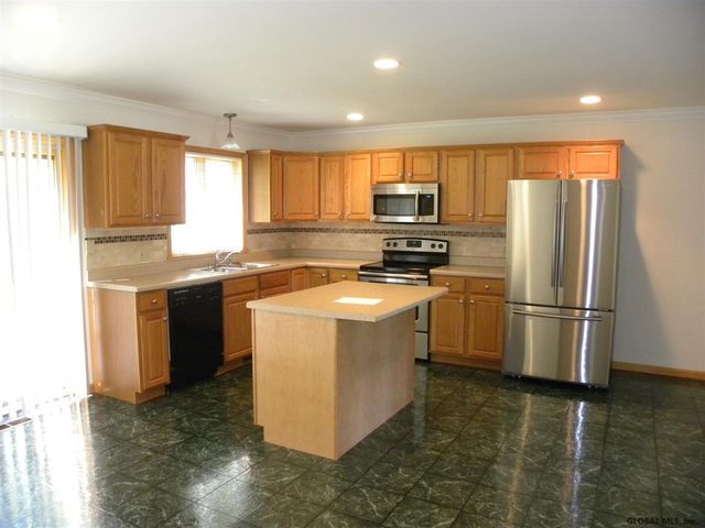 8 Red Maple Lane B, Halfmoon, NY 12065