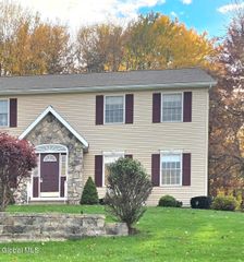 8 Red Maple Lane B, Halfmoon, NY 12065