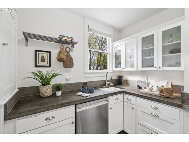 1426 Se HARRISON St, Portland, OR 97214