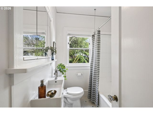 1426 Se HARRISON St, Portland, OR 97214