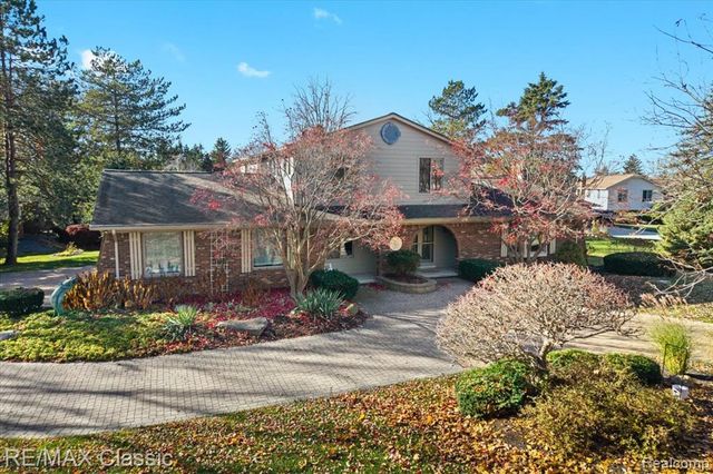 5067 Oakwood Court, Commerce Twp, MI 48382