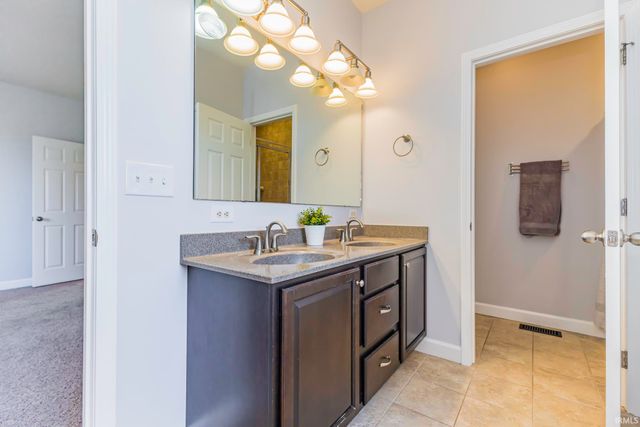 422 S Bridgewater Lane, Muncie, IN 47304