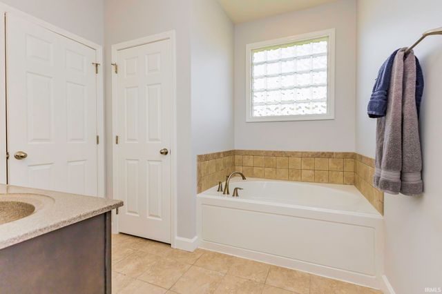 422 S Bridgewater Lane, Muncie, IN 47304