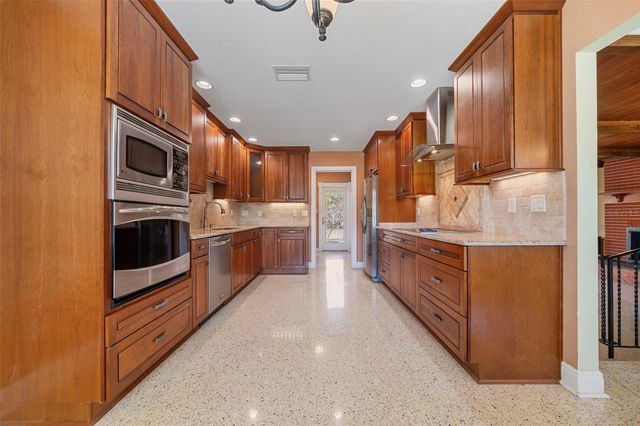 3909 HUDSON LANE, Tampa, FL 33618