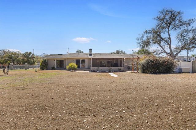 3909 HUDSON LANE, Tampa, FL 33618