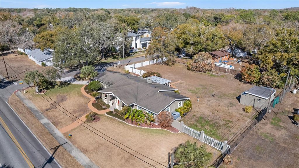 3909 HUDSON LANE, Tampa, FL 33618