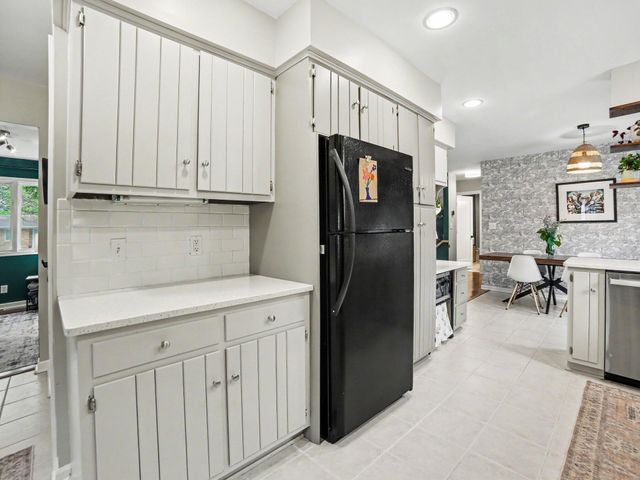 1202 Woodlawn Avenue, Grand Haven, MI 49417