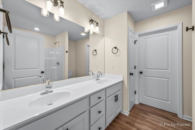 715 Apple Valley Road, Harvard, IL 60033