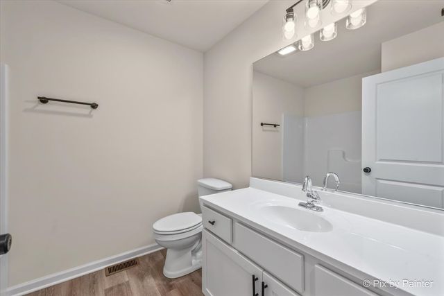 715 Apple Valley Road, Harvard, IL 60033