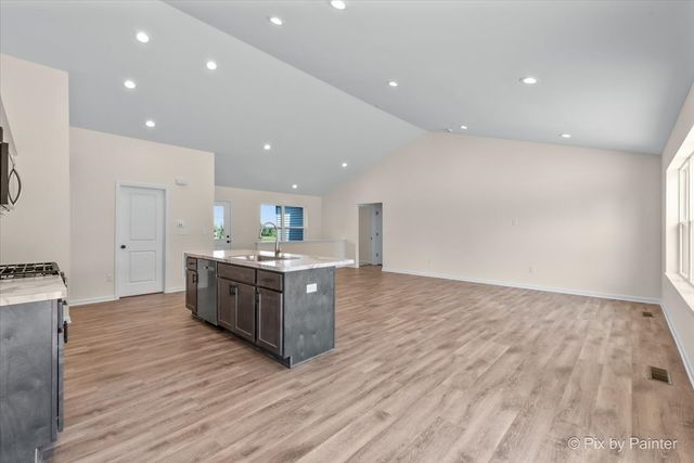 715 Apple Valley Road, Harvard, IL 60033