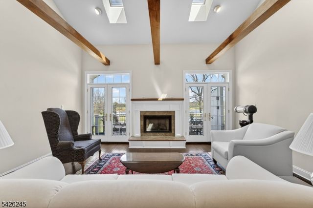 6 Osprey Ct, Washington Twp., NJ 07882